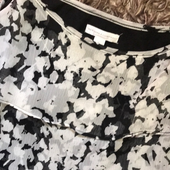 Beautiful layered top - Picture 2 of 3